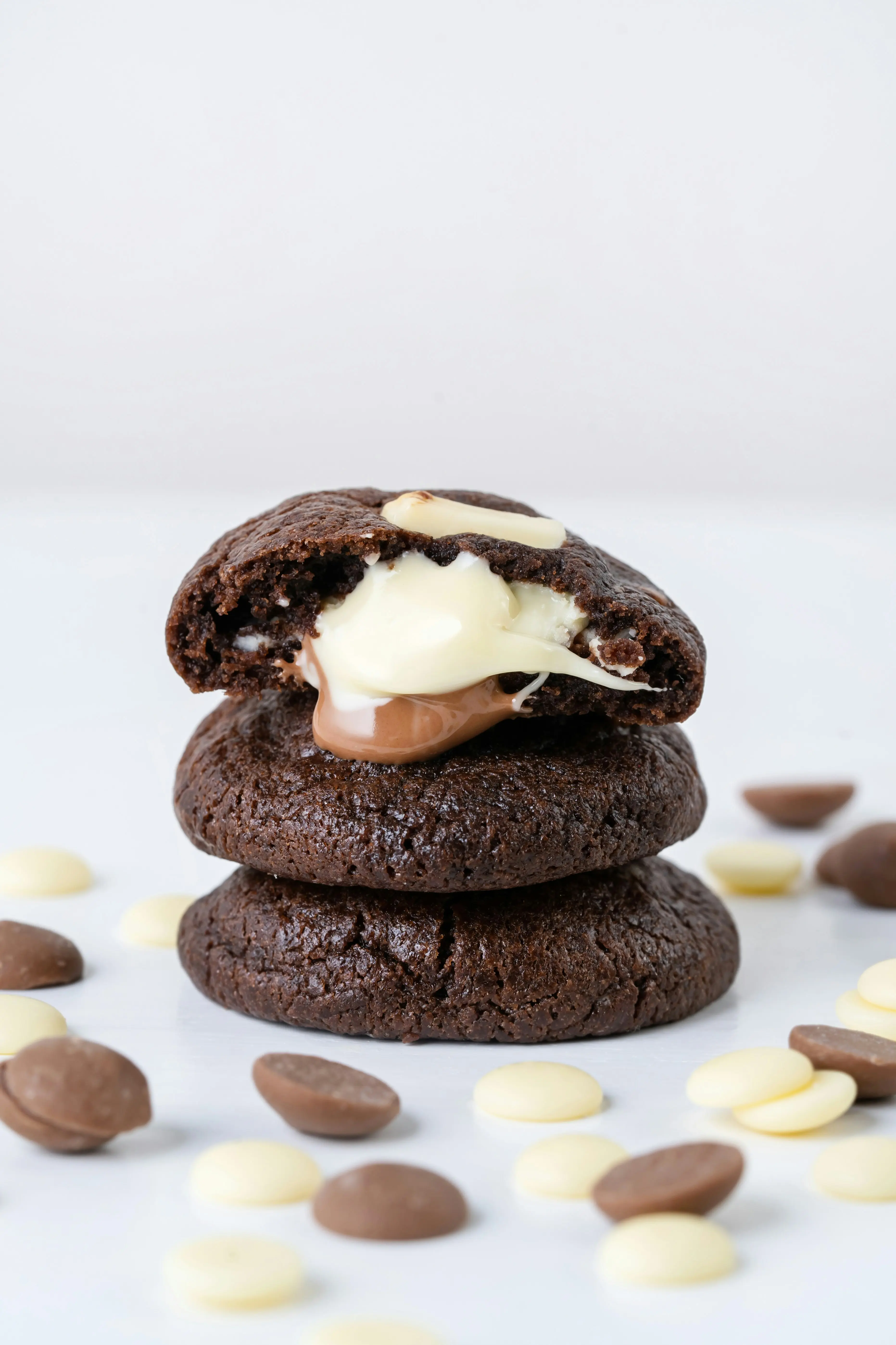 Cookie filled with white and milk chocolate